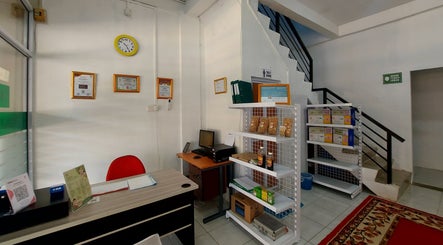Ruang resepsionis modern di Bathin Center Terapy, Kepulauan Riau, Kepulauan Riau, ID dengan dekorasi hangat.