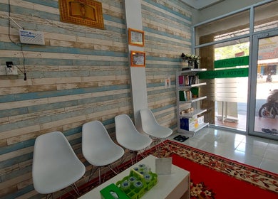Ruang tunggu nyaman di Bathin Center Terapy, Kepulauan Riau. Desain kayu biru dengan kursi putih modern.