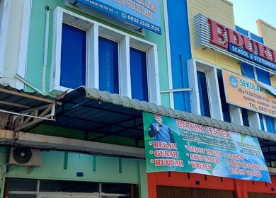 Tampilan depan Bathin Center Terapy di Kepulauan Riau, ID dengan papan nama dan layanan kesehatan.