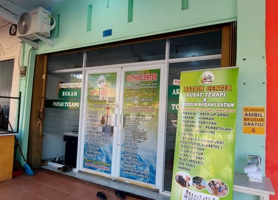 Pintu masuk Bathin Center Terapy di Kepulauan Riau, ID dengan poster layanan kesehatan.