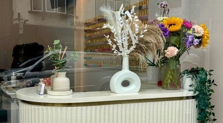 Stylish floral decor at Saint Nails Caterham, Caterham, England, GB enhancing the welcoming entrance.