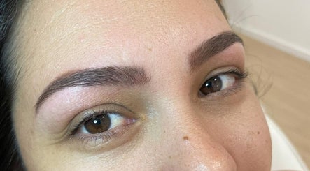 Sobrancelhas delineadas no Angélica Morais, Guimarães, Braga, PT. Resultado de alta qualidade em tratamento de beleza.