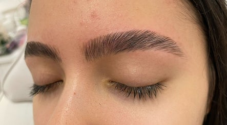 Design de sobrancelhas em Angélica Morais, Guimarães, Braga, PT, realçando beleza natural.