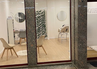 Interior do Angélica Morais em Guimarães, Braga, PT com decoração moderna e cadeiras confortáveis.