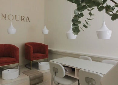 Interior moderno de Noura Nails Boutique en Ciudad De México, MX, con sillones y decoración elegante.