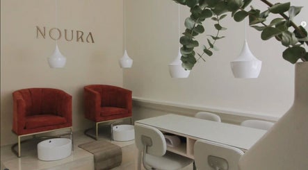 Interior moderno de Noura Nails Boutique en Ciudad De México, MX, con sillones y decoración elegante.