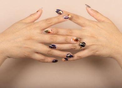 Manicura artística en Noura Nails Boutique, Ciudad De México, MX, mostrando uñas decoradas con diseño único.