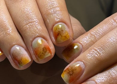 Diseño de uñas con efecto ópalo en Noura Nails Boutique, Ciudad De México, Ciudad De México, MX.