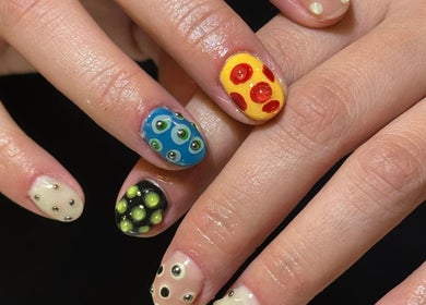 Diseño de uñas coloridas en Noura Nails Boutique, Ciudad De México, Ciudad De México, MX.