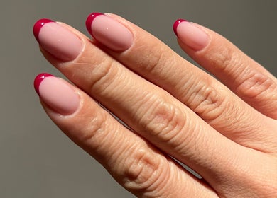 Elegante manicura francesa en Noura Nails Boutique, Ciudad De México, Ciudad De México, MX.