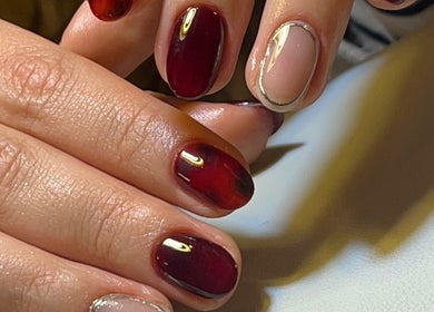 Manicura oscura en Noura Nails Boutique, Ciudad De México, Ciudad De México, MX.