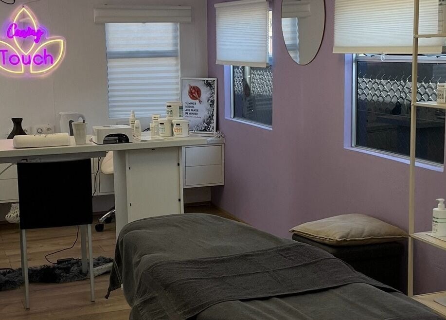 Interieur van Caring Touch in Tessenderlo-ham, Vlaanderen, BE met massagebed en verzorgingsproducten.