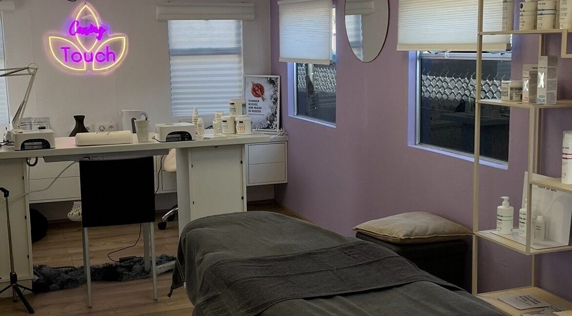 Interieur van Caring Touch in Tessenderlo-ham, Vlaanderen, BE met massagebed en verzorgingsproducten.