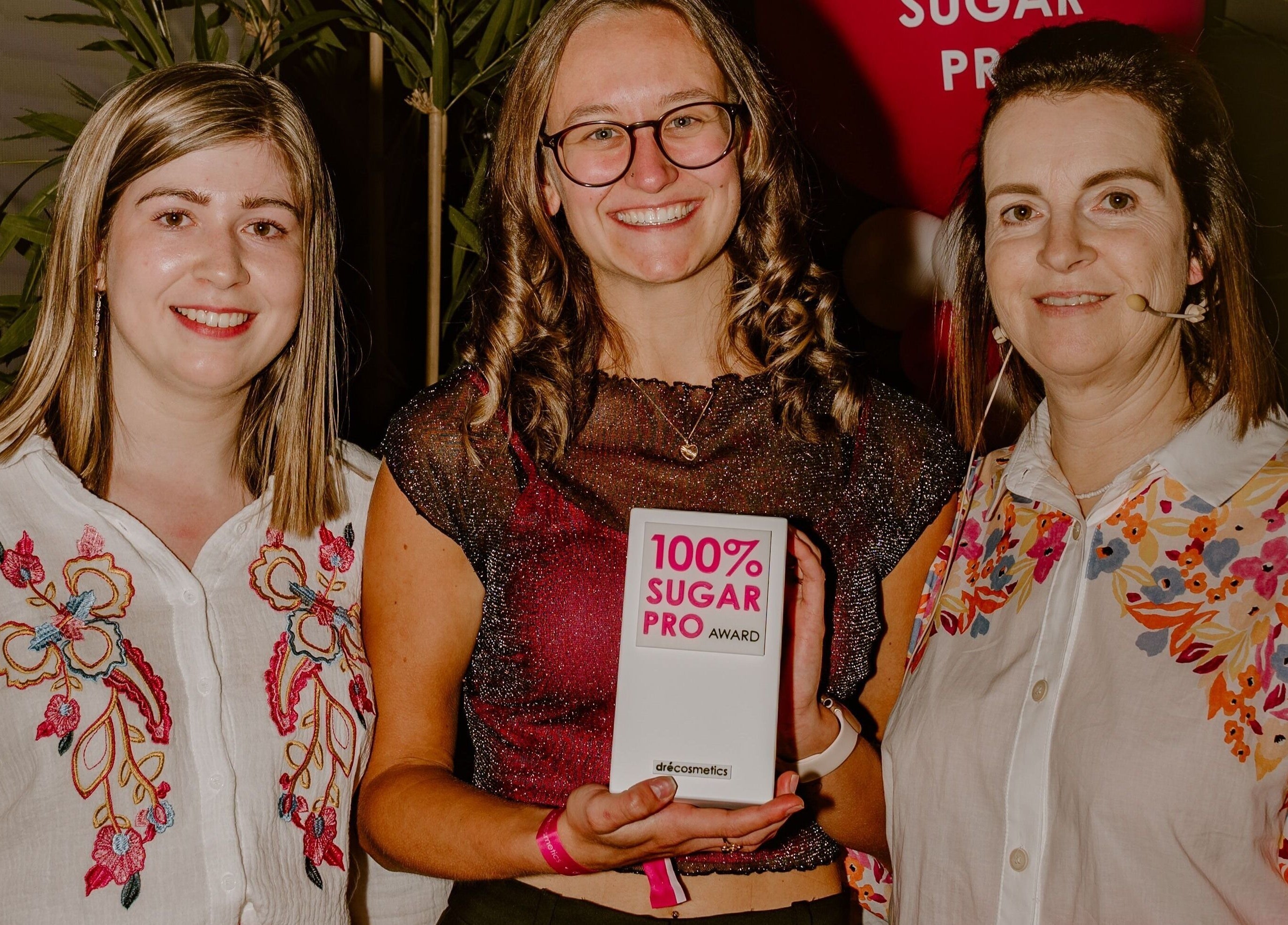 Drie vrouwen vieren een beautysucces bij Caring Touch, Tessenderlo-ham, Vlaanderen, BE.