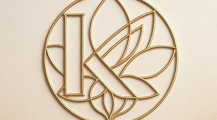 Logo doré de Kalm Headspa à Vecoux, Grand Est, FR. Symbole de luxe et de bien-être.