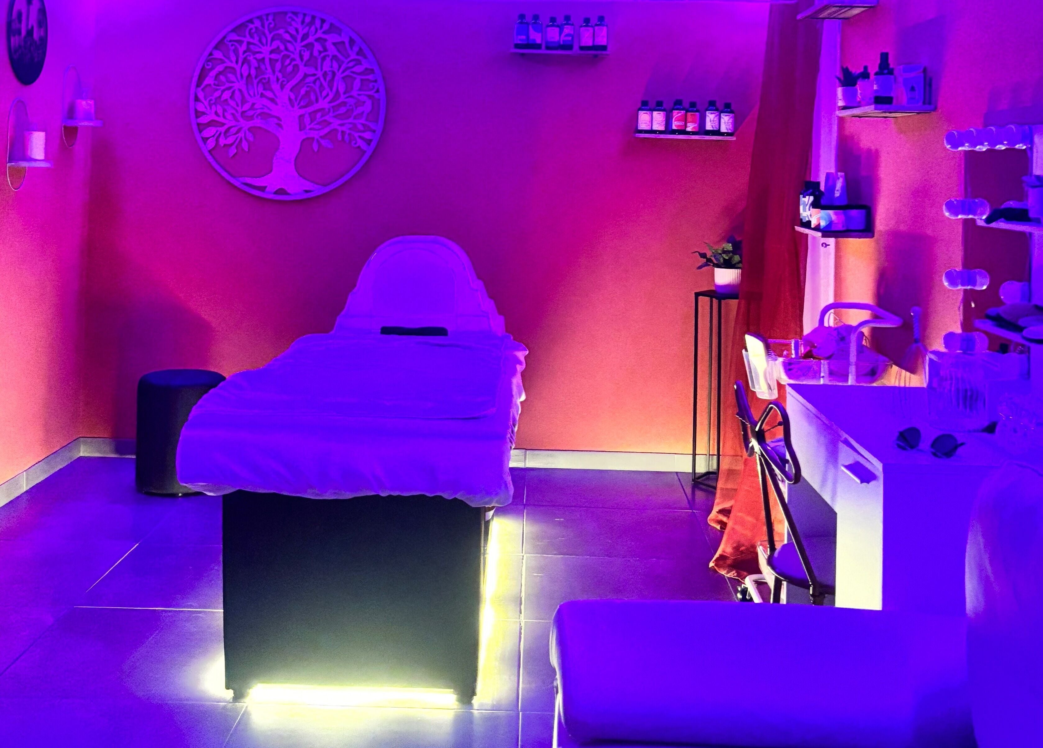Salle de soin apaisante chez Kalm Headspa, Vecoux, Grand Est, FR avec éclairage doux et table de massage.