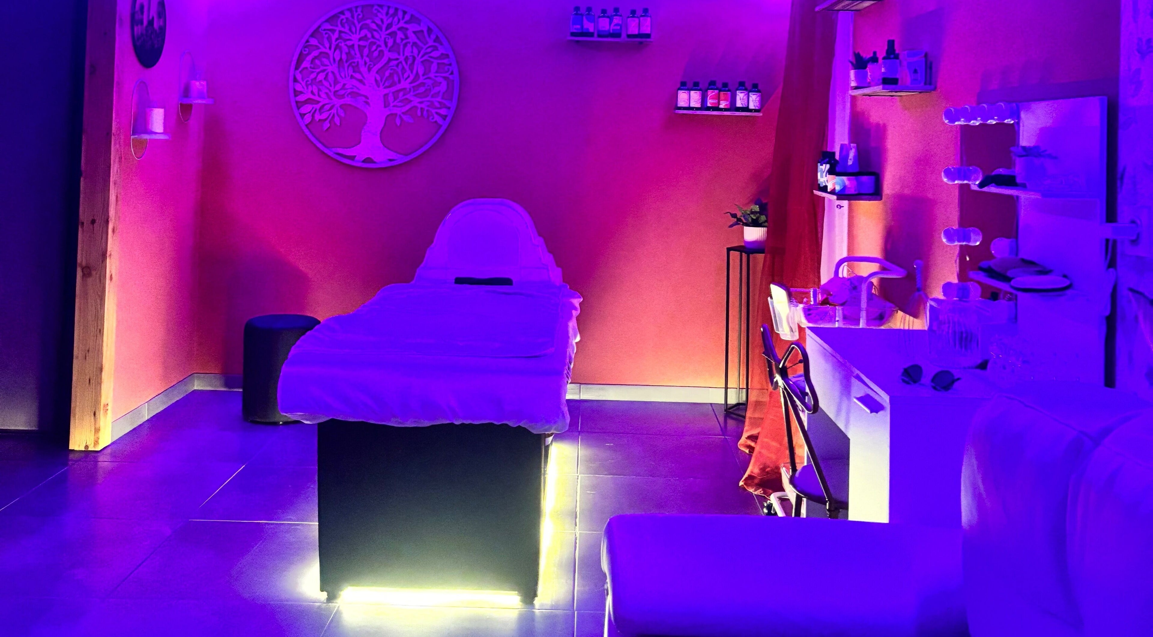 Salle de soin apaisante chez Kalm Headspa, Vecoux, Grand Est, FR avec éclairage doux et table de massage.