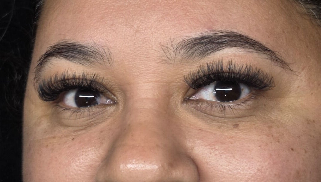 Extensiones de pestañas en DA Lashes Studio, Mayagüez, Mayagüez, PR, realzando la mirada.