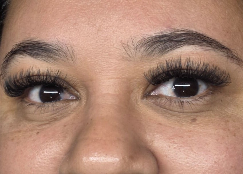 Extensiones de pestañas en DA Lashes Studio, Mayagüez, Mayagüez, PR, realzando la mirada.