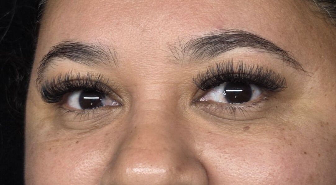Extensiones de pestañas en DA Lashes Studio, Mayagüez, Mayagüez, PR, realzando la mirada.