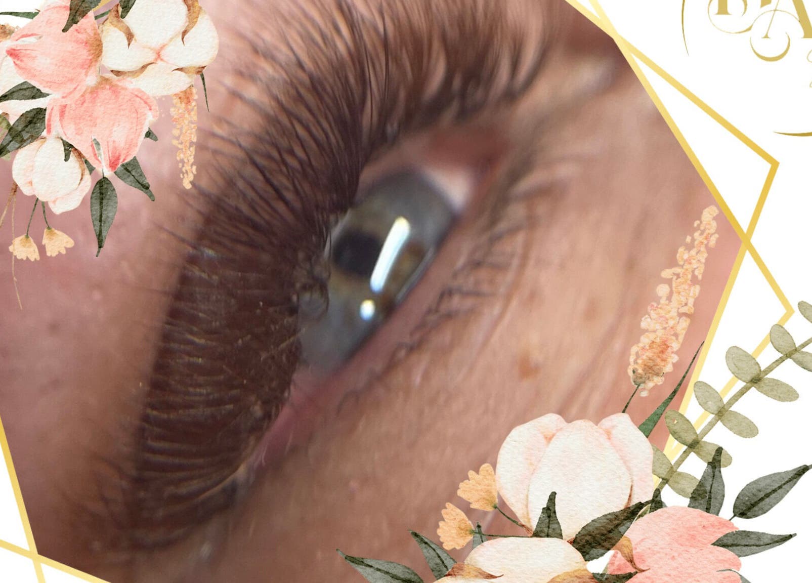 Detalle de pestañas realzadas en DA Lashes Studio, Mayagüez, Mayagüez, PR, con diseño floral decorativo.