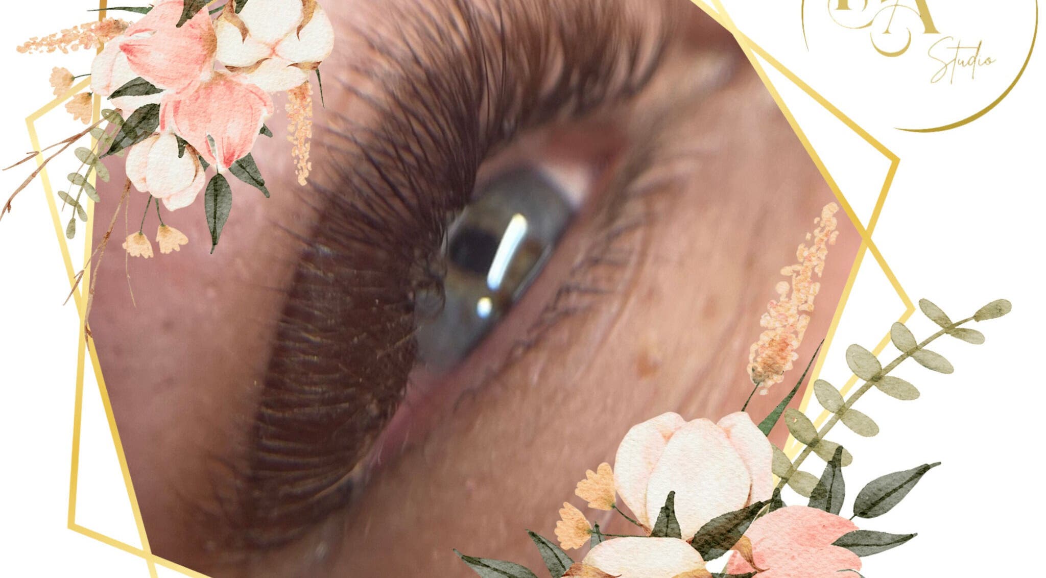 Detalle de pestañas realzadas en DA Lashes Studio, Mayagüez, Mayagüez, PR, con diseño floral decorativo.