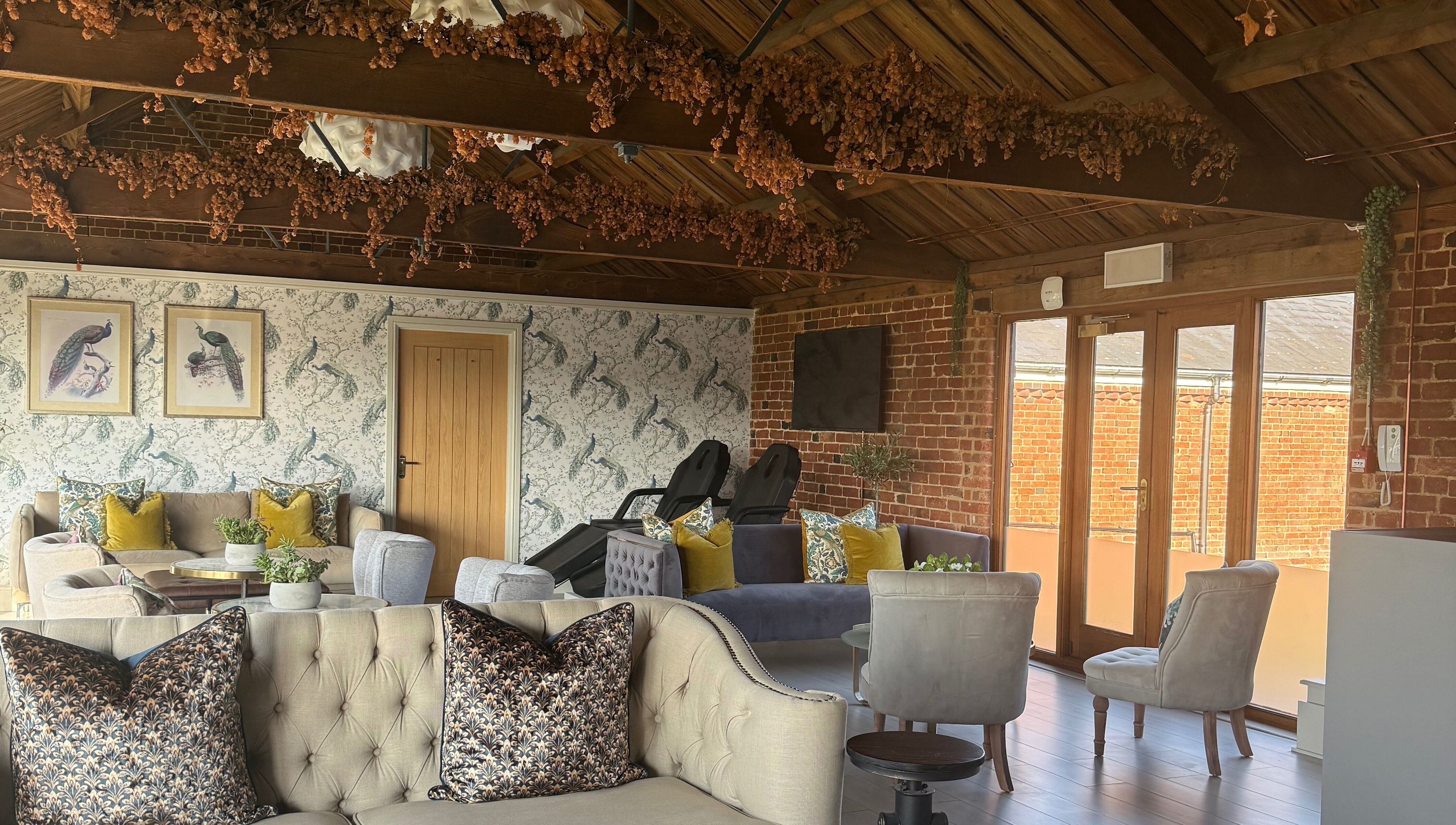 Relaxing lounge area at Clinic Meridian in Milton Keynes, England, GB featuring elegant seating and decor.