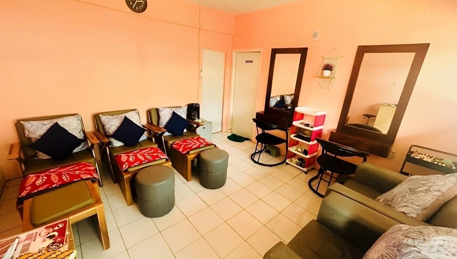 Ruang relaksasi di Beauty Spa & Hair Gili Trawangan, Nusa Tenggara Barat, ID dengan kursi nyaman.
