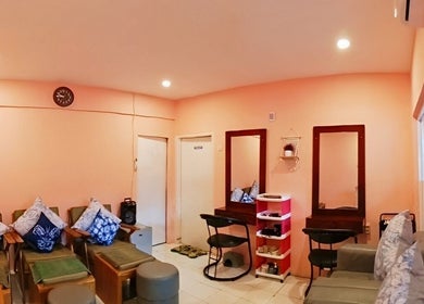 Interior salon dengan sofa nyaman di Beauty Spa & Hair Gili Trawangan, Nusa Tenggara Barat, ID.