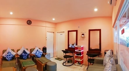 Interior salon dengan sofa nyaman di Beauty Spa & Hair Gili Trawangan, Nusa Tenggara Barat, ID.