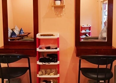 Area cermin dan perawatan di Beauty Spa & Hair Gili Trawangan, Nusa Tenggara Barat, ID, menampilkan kursi santai.