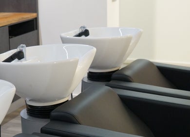 Moderne Haarwaschstationen bei LucaHair, Düsseldorf, Nordrhein-westfalen, DE, für ein luxuriöses Erlebnis.