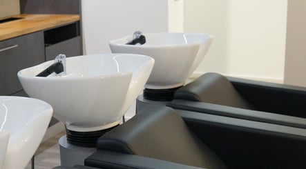 Moderne Haarwaschstationen bei LucaHair, Düsseldorf, Nordrhein-westfalen, DE, für ein luxuriöses Erlebnis.
