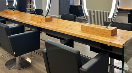 Moderner Salonbereich bei LucaHair, Düsseldorf, Nordrhein-westfalen, DE. Stilvolle Spiegel und bequeme Stühle.