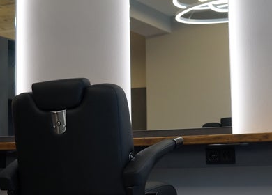 Moderne Friseurstuhl bei LucaHair, Düsseldorf, Nordrhein-westfalen, DE für ein komfortables Erlebnis.