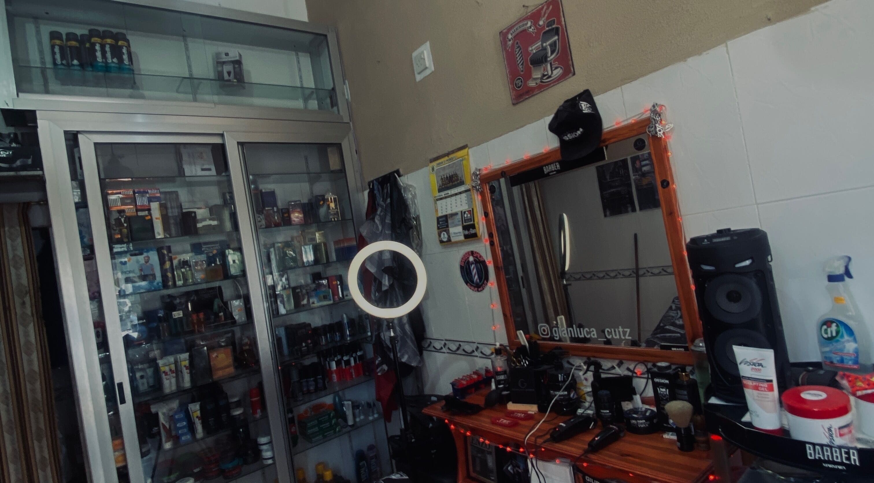 Gianluca Cutz Ħaż-żabbar MT interior with grooming tools and illuminated mirror setup.