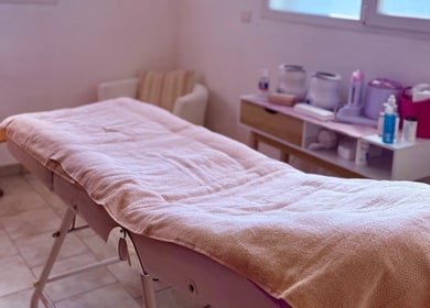 Salle de soins à Kimany Institut, Cluses, Auvergne-rhône-alpes, FR, avec table de massage professionnelle.