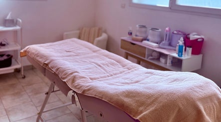 Salle de soins à Kimany Institut, Cluses, Auvergne-rhône-alpes, FR, avec table de massage professionnelle.