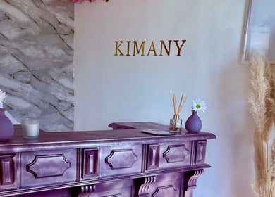 Réception élégante de Kimany Institut à Cluses, Auvergne-rhône-alpes, FR avec vase et décoration florale.