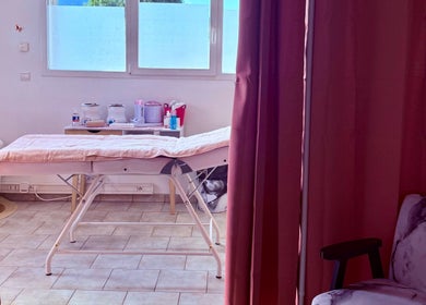 Salle de soin chez Kimany Institut à Cluses, Auvergne-rhône-alpes, FR, avec table de massage confortable.