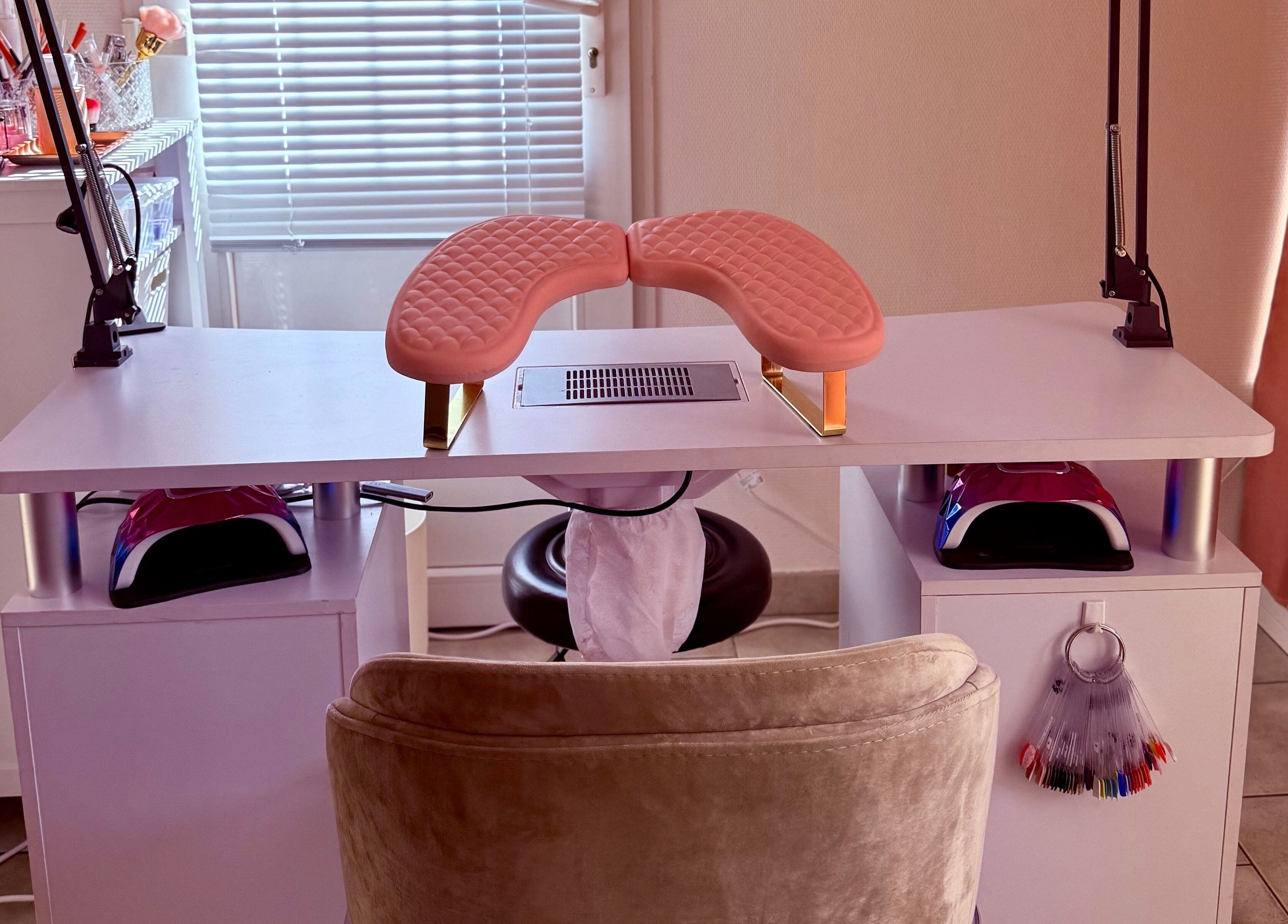 Poste manucure moderne chez Kimany Institut à Cluses, Auvergne-rhône-alpes, FR.