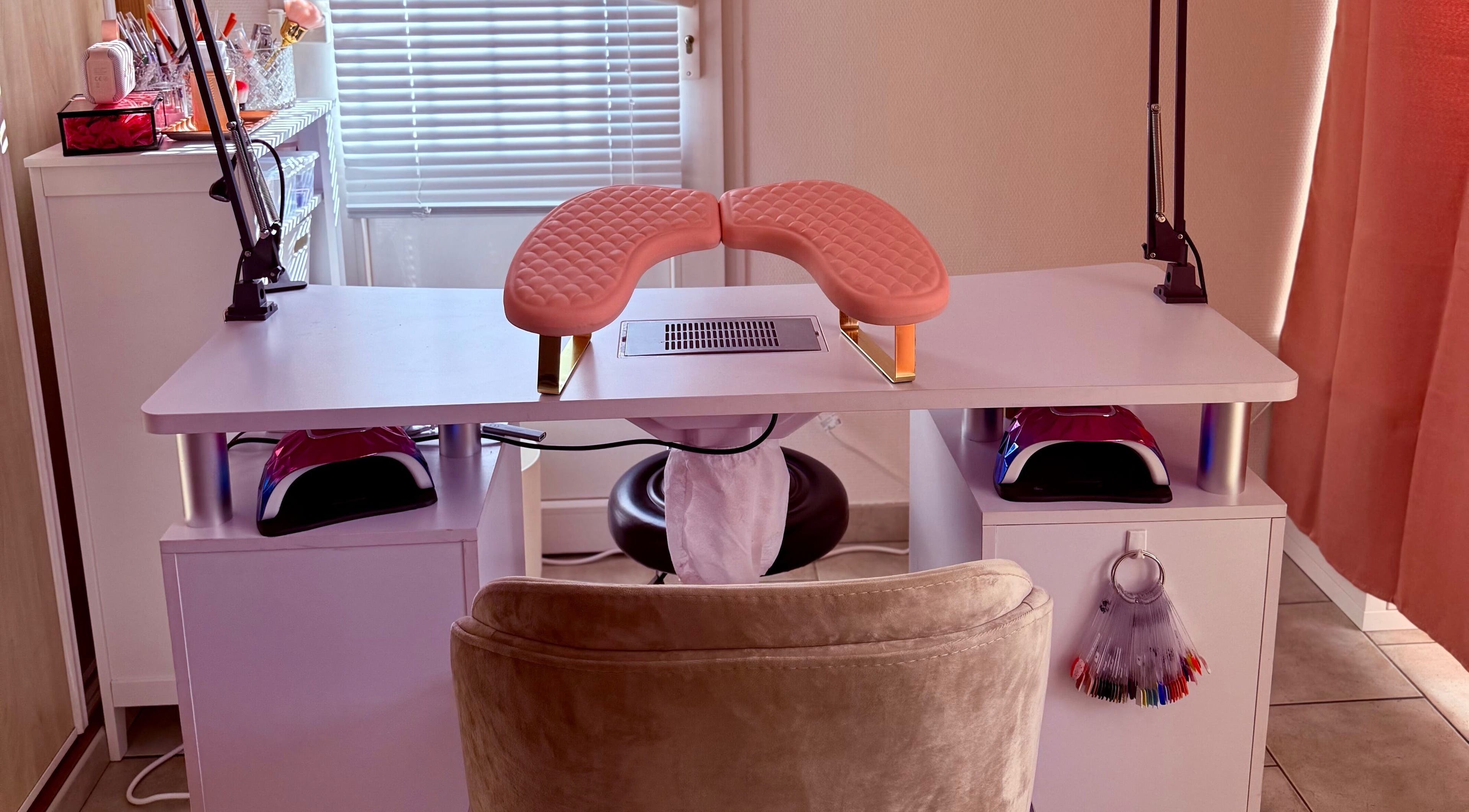 Poste manucure moderne chez Kimany Institut à Cluses, Auvergne-rhône-alpes, FR.