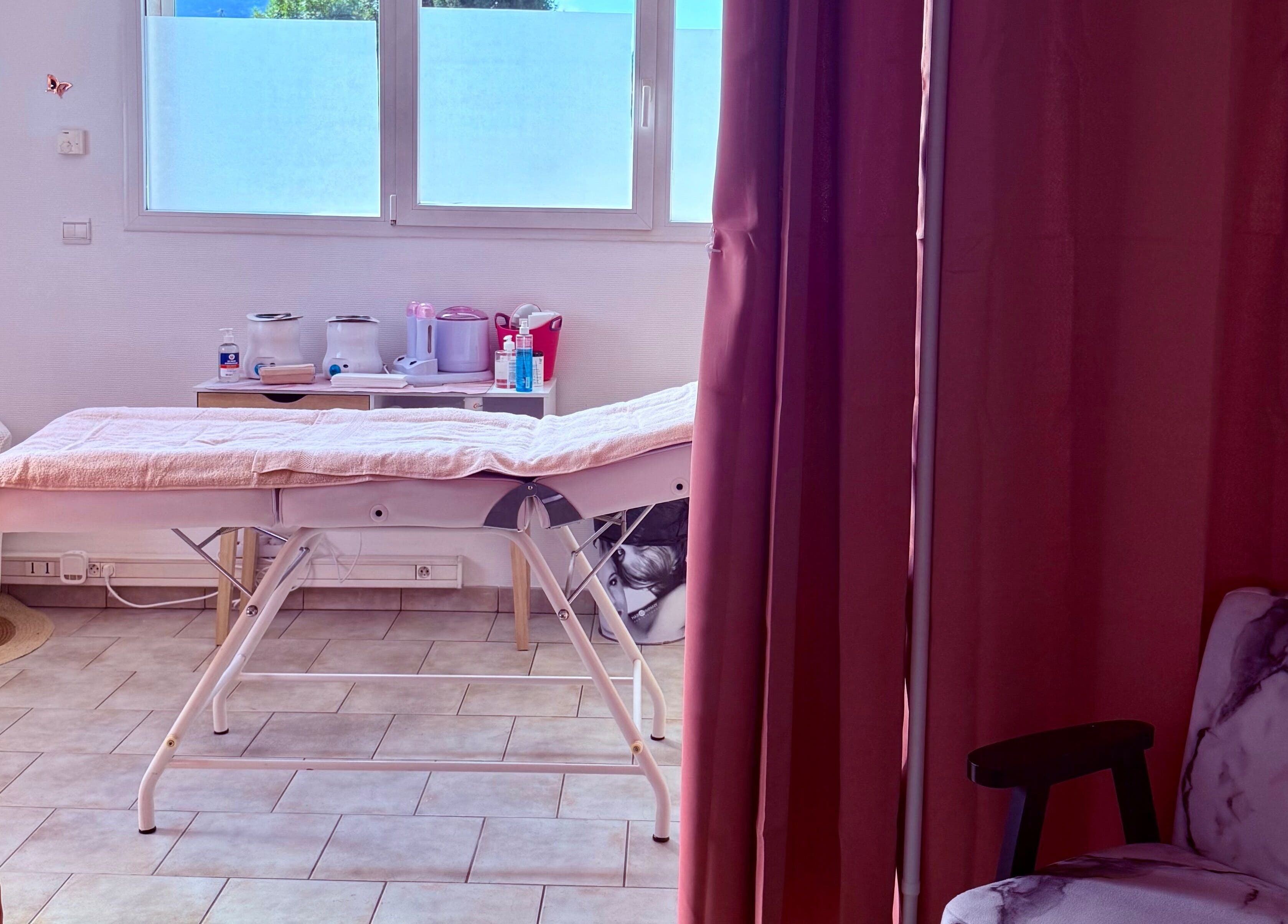 Salle de soins paisible à Kimany Institut, Cluses, Auvergne-rhône-alpes, FR, avec table de massage.