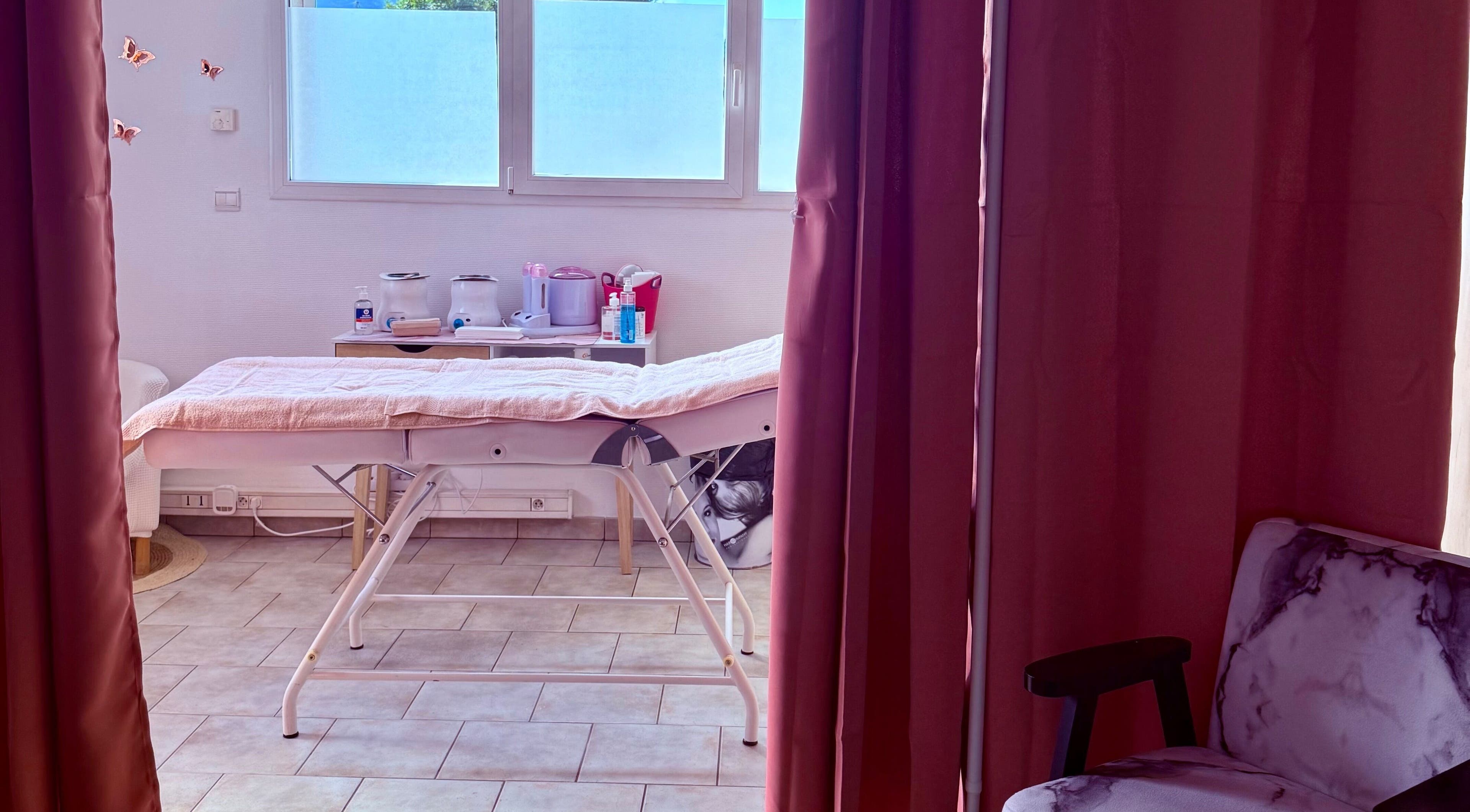 Salle de soins paisible à Kimany Institut, Cluses, Auvergne-rhône-alpes, FR, avec table de massage.