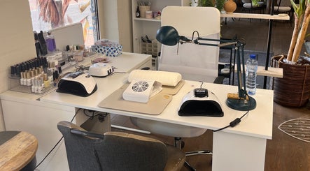 Nagelservice station in Tanja's Touch Nagelstudio, Veldhoven, Noord-Brabant, NL. Verzorgde ruimte met apparatuur.