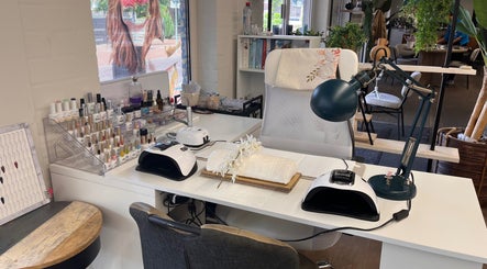 Gezellige nagelstudio tafel bij Tanja's Touch Nagelstudio in Veldhoven, Noord-Brabant, NL met apparatuur en lakken.