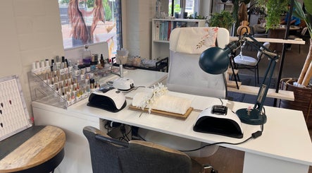 Binnenkant van Tanja's Touch Nagelstudio, Veldhoven, Noord-brabant, NL met moderne nageltafel en gereedschap.