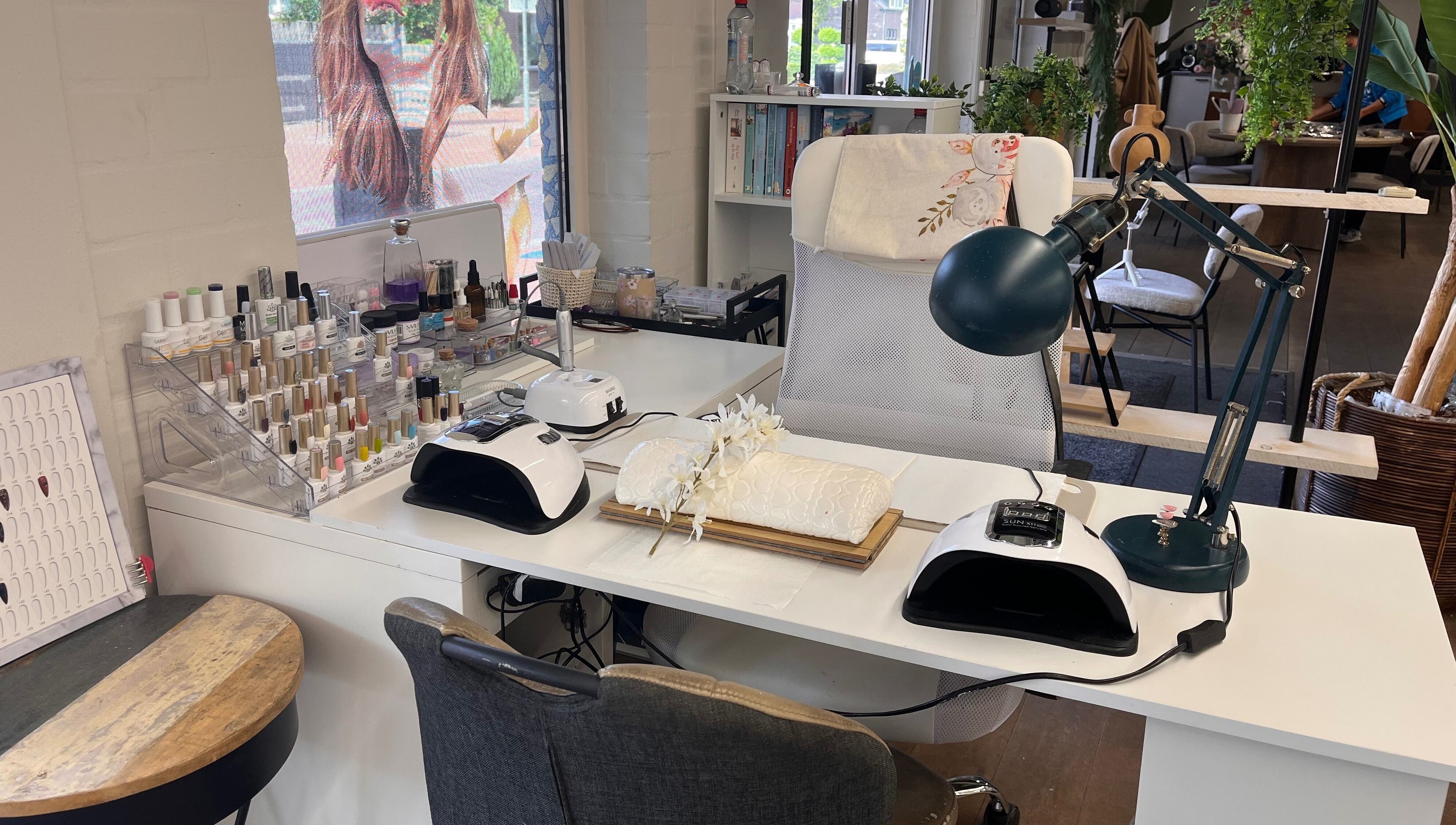 Nagelstudio bij Nails & More by Tanja, Veldhoven, Noord-brabant, NL met moderne lakken en apparatuur.