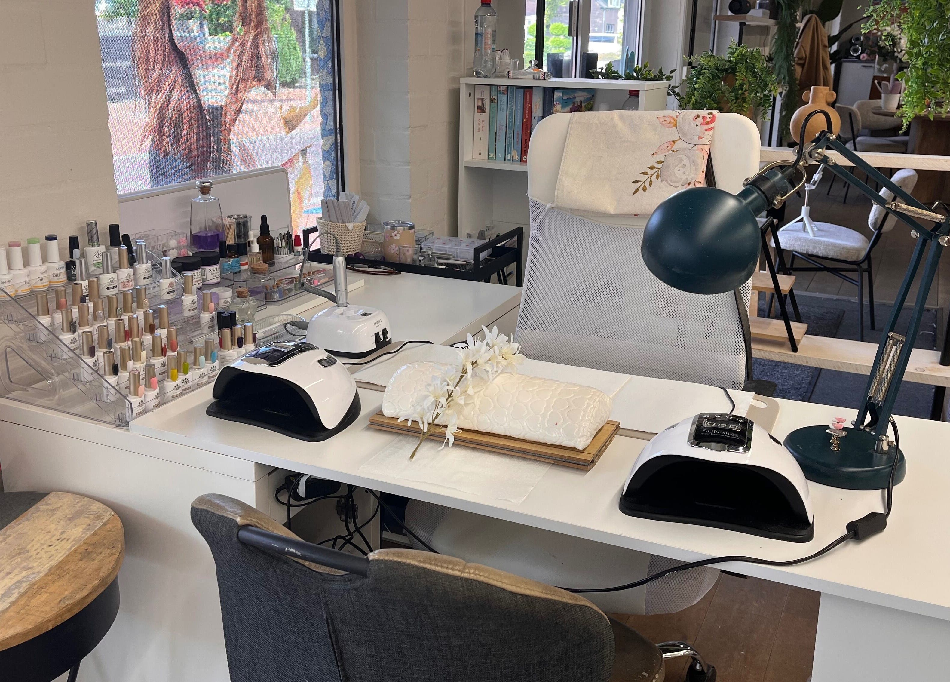 Nagelstudio bij Nails & More by Tanja, Veldhoven, Noord-brabant, NL met moderne lakken en apparatuur.