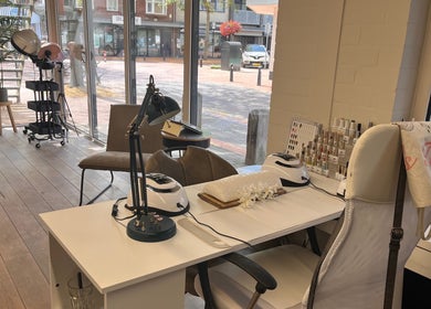 Binnenkant van Nails & More by Tanja in Veldhoven, Noord-Brabant, NL met nagelverzorging en apparatuur.